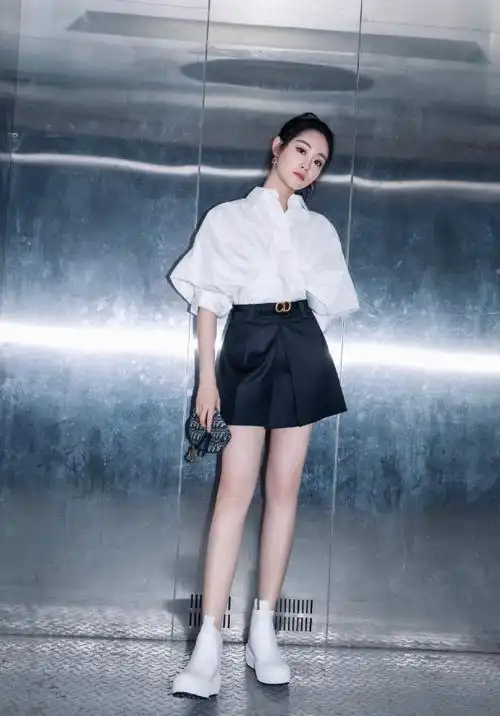 祝绪丹新剧来袭穿花瓣裙秀平行腿双腿间距3厘米