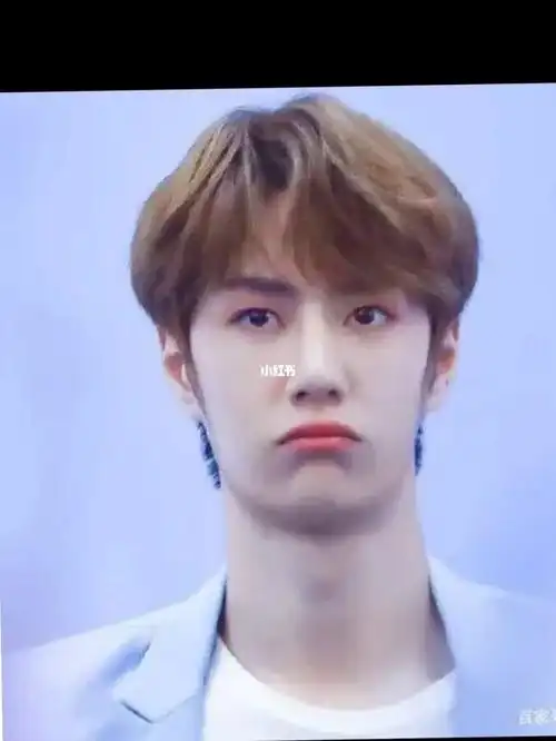 王一博啃手指可爱还是委屈的样子可爱