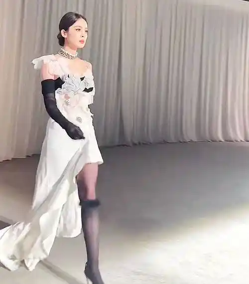 古力娜扎穿露背装走秀,身材风韵极具女人味,"羡慕她的前男友"_女明星