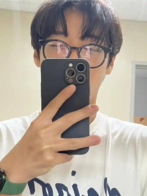 朴志训眨的新鲜自拍