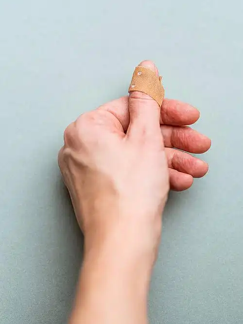 女人拇指手指伤口上贴着创可贴