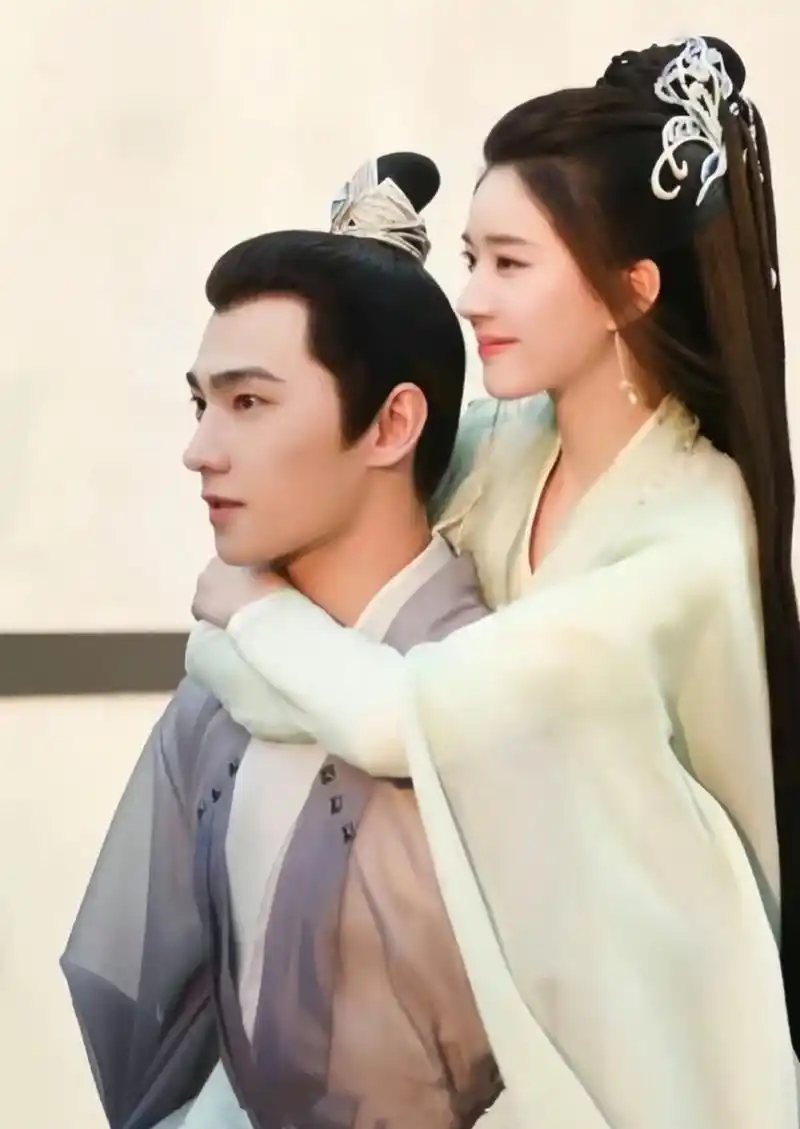 杨洋背人都是笔直的,赵露思不瘦根本扒不住 试过这个背法 背上的人