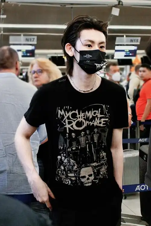 小鬼泰国出发回国#小鬼王琳凯泰国7615北京饭拍好嫩的少年感!