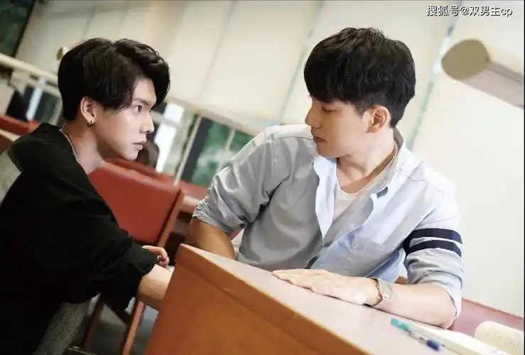 终于,周书逸熬完了高仕德如影随形的高中时代,考入