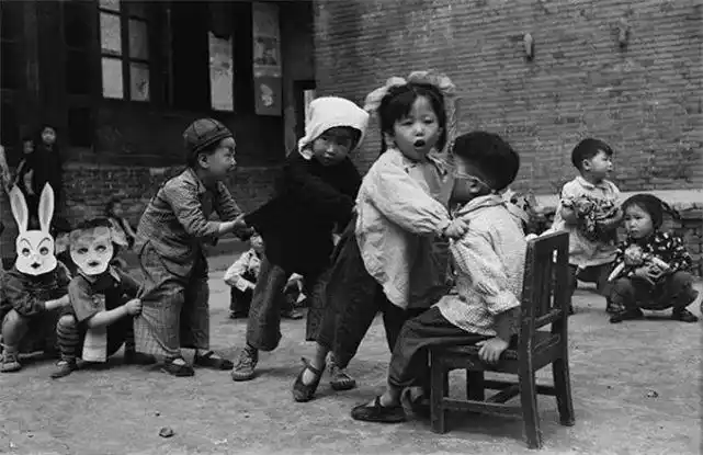 十张童年老照片从建国初年到九十年代变化可真大