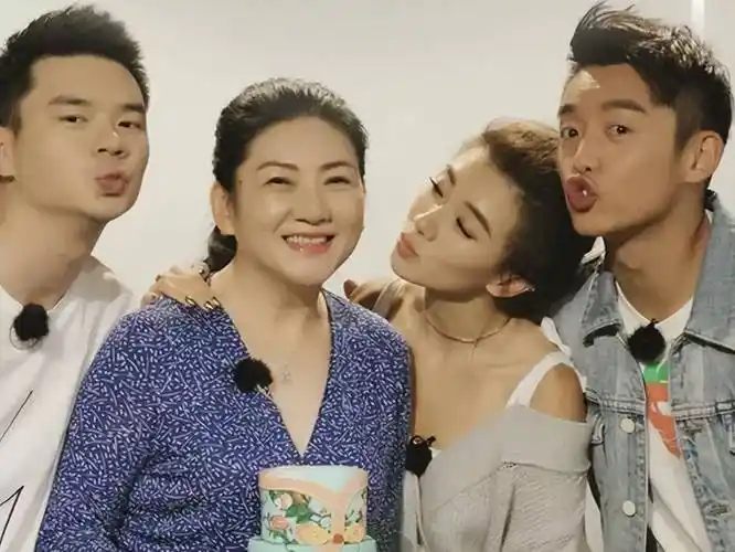 程晓玥晒女儿正脸萌照,老公家庭背景曝光,远优于前任郑恺_妈妈_照片