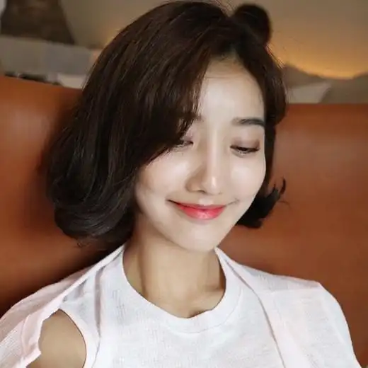 特别是这种在发尾位置烫出大卷效果的, 显得整个短发十分蓬松与饱满