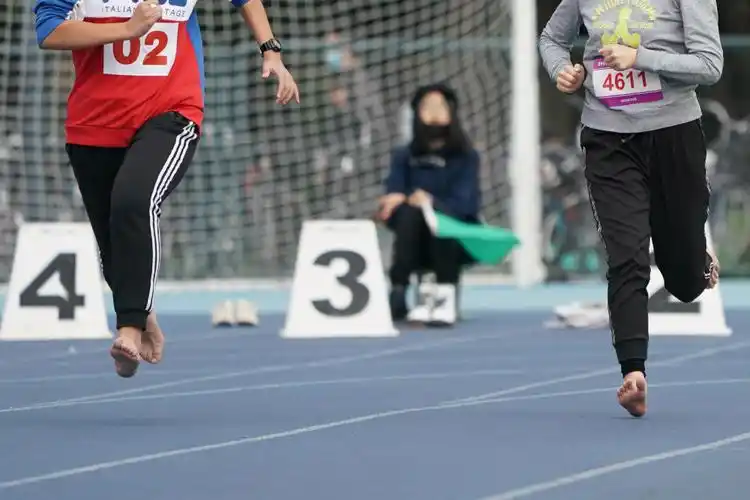 光脚的不怕穿鞋的清华大学学霸赤脚参加运动会