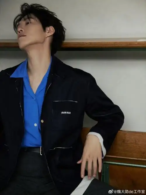 风格切换,化身学院男孩,帅气登场~ 97#魏大勋学院风蓝衬衣