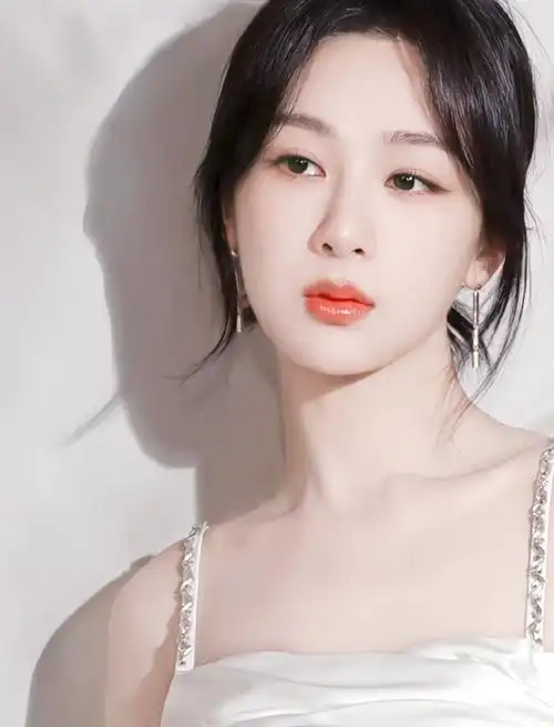 杨紫白色露背裙