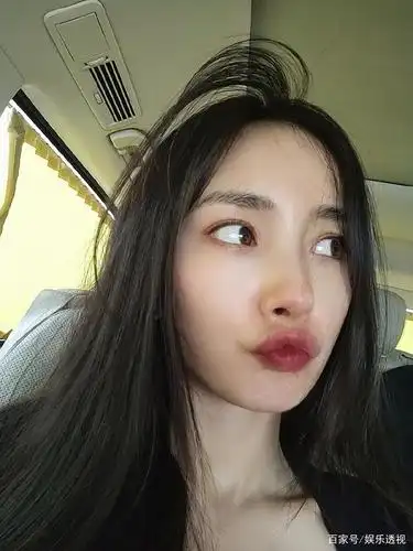 杨幂生日落下帷幕,首晒全脸自拍照嘴巴抢镜,却有些略不像自己