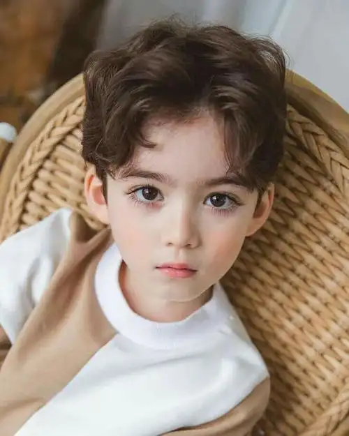 最帅气小男孩发型来了一共有三种雕刻发型小寸头和烫发