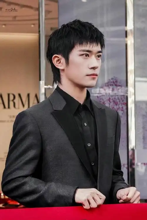 近日,易烊千玺现身深圳卓越中心,参加了一个阿玛尼举办的活动.