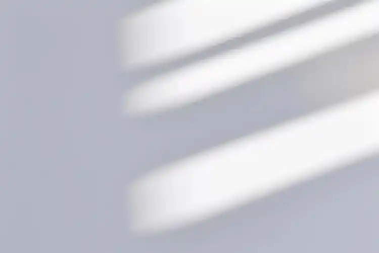 现实生活中的光影形态多种多样,千篇一律的窗户格反而有失新意,但如果