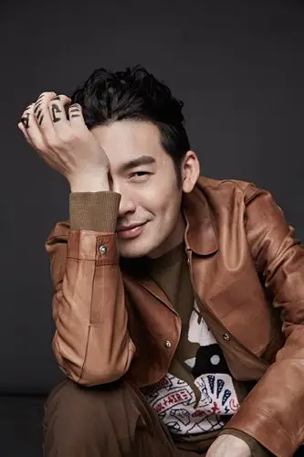 张博复古大片曝光 长发造型吸睛尽显熟男魅力