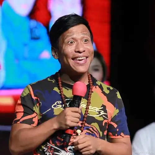 随着新年的钟声响起,众多明星纷纷开启了他们的新年工作计划,而宋小宝