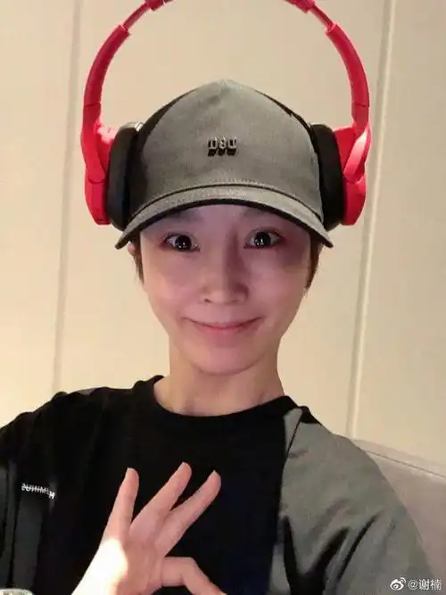 谢楠复工首次出差开心自拍 夸吴京带娃工作两不误