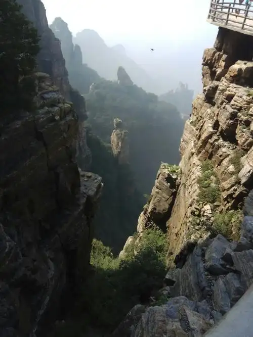 白石山高耸入云,下看万丈悬崖,让人毛骨悚然,但又秀丽多姿.