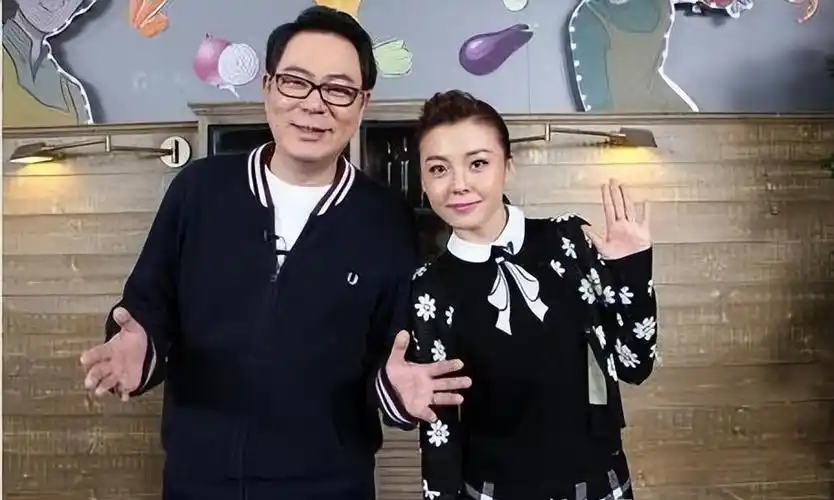 高亚麟被曝出轨后:再看他和小11岁前妻时玮的爱情,简直太讽刺!