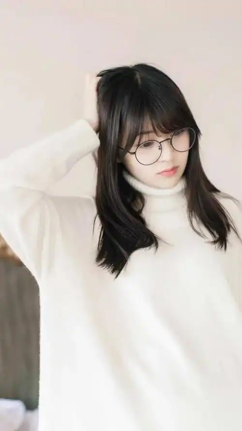 清纯眼镜妹居家写真