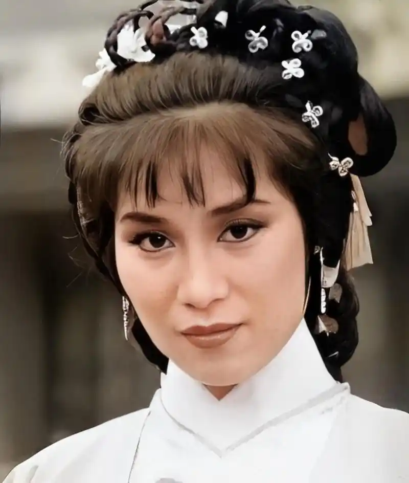 杨盼盼望着杨康的目光中带着一种常人无法推断出的迷恋和怨恨!