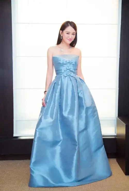 陈乔恩浅蓝色抹胸礼服似公主妆容精致气质迷人
