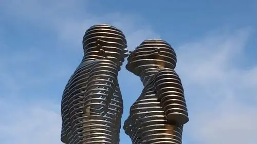 这两尊雕像每天合二为一,背后故事让人感动_雕塑