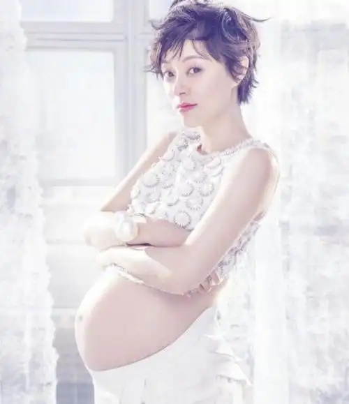 母亲节晒孕照的还有姚晨,这是在怀着大儿子小土豆的时候比如女星董璇