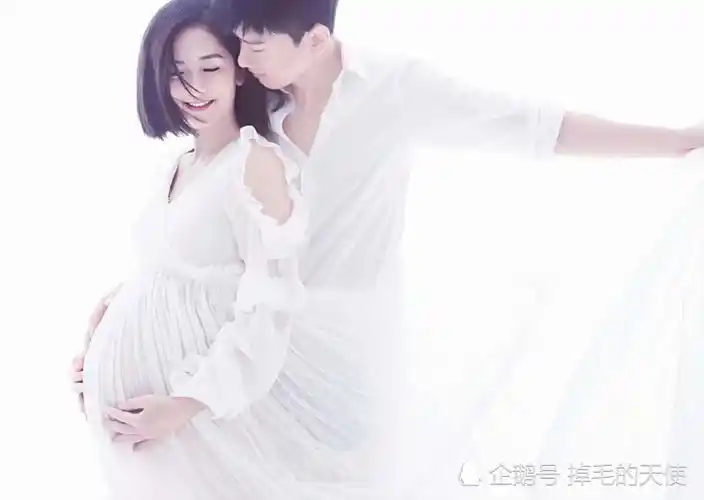 张杰懒理谢娜二胎生女传闻用保温杯当话筒秀歌技自嘲怕歌词烫嘴