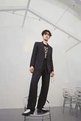 写真中,钟汉良混搭不同风格衣着,魅力尽显且各具特色.