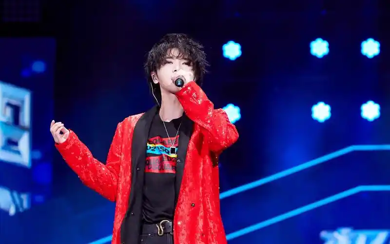 华晨宇《斗牛》| 极限挑战公益演唱会 饭拍_哔哩哔哩 (゜-゜)つロ