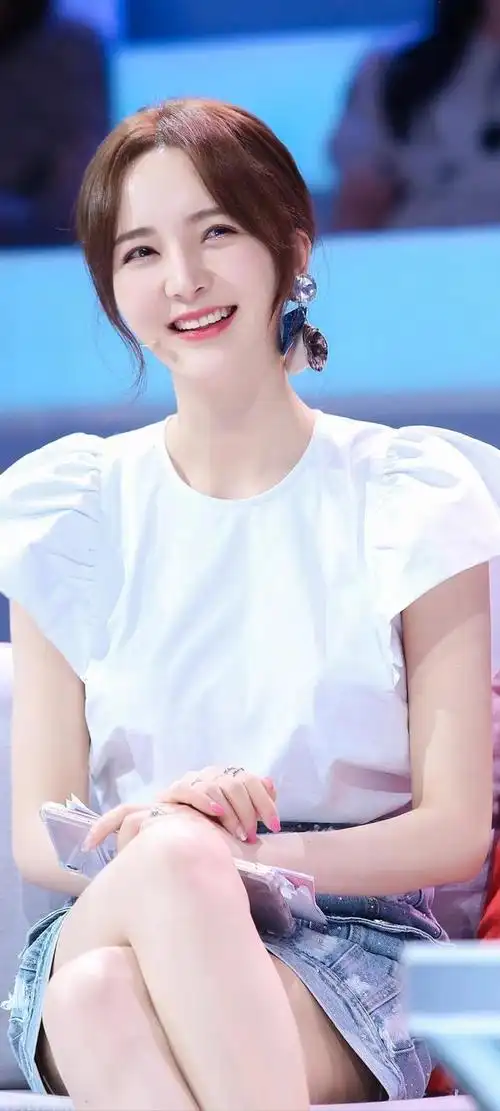 壁纸身材一流优雅迷人靳梦佳