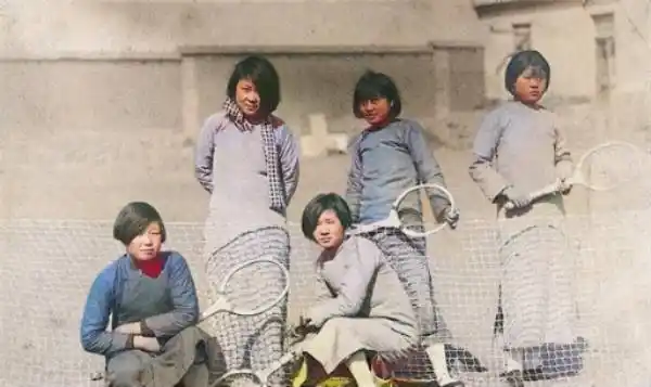 图为几个女大学生在教室里合影留念,可以看到,与旧社会的妇女相比