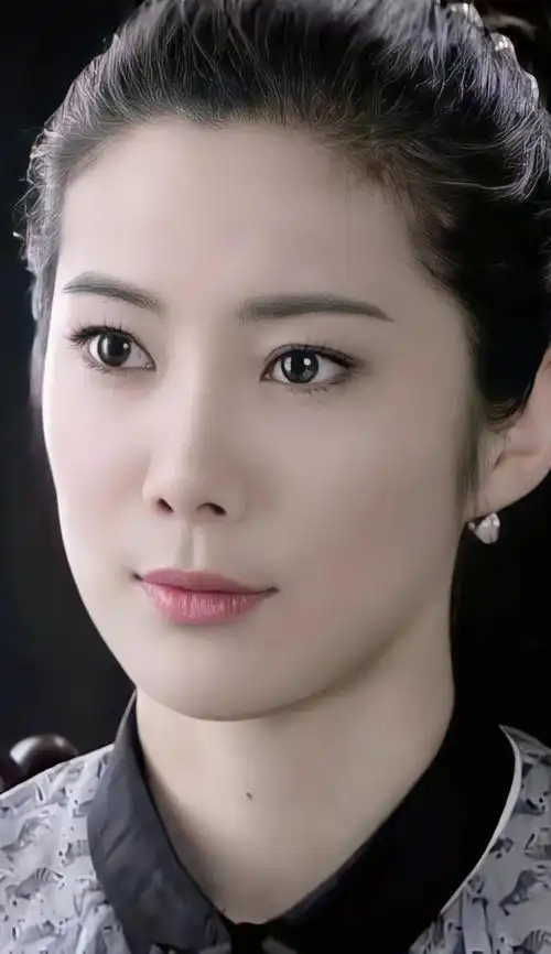 王珂穿旗袍太美了,楚楚可人!__财经头条