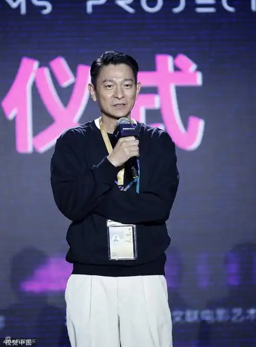 组图:刘德华出席第35届金鸡奖创投大会 穿休闲装侧颜优越状态好_高清