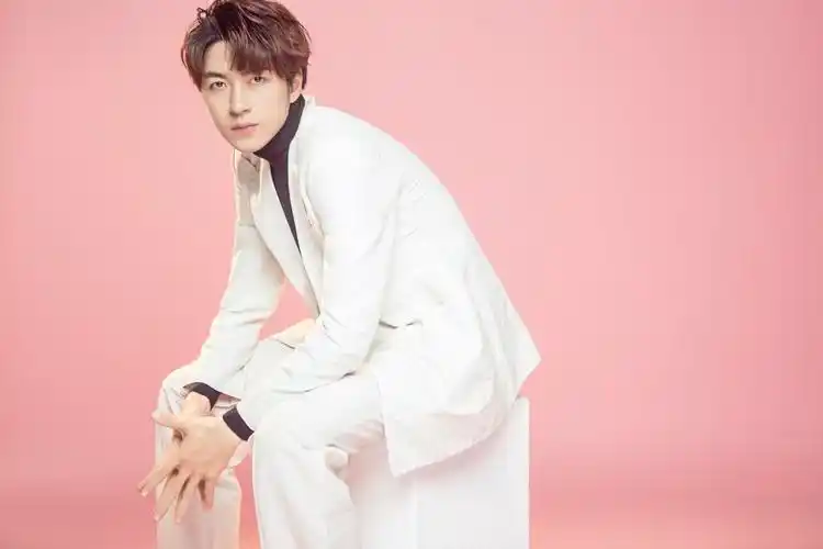 范晓东曝光最新写真演绎帅气花美男