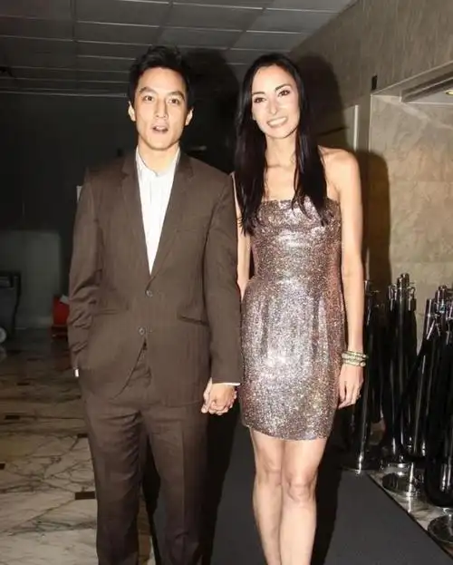 吴彦祖晒旧照为妻子庆生甜蜜恩爱21年如一日