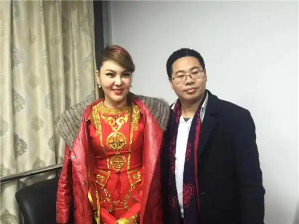 著名歌手乌兰图雅和西部新闻网总编辑张龙西部新闻网总编辑张龙和流行