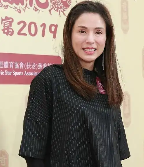 李若彤憔悴到让人心疼,生图下眼袋皱纹都明显,现老态气质仍高级|发型