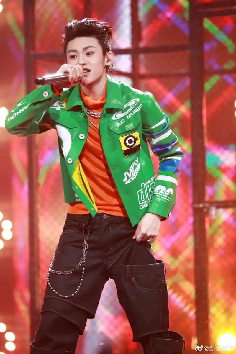 消息小鬼说唱听我的本期造型公开风格大胆特立独行的嘻哈潮酷boy