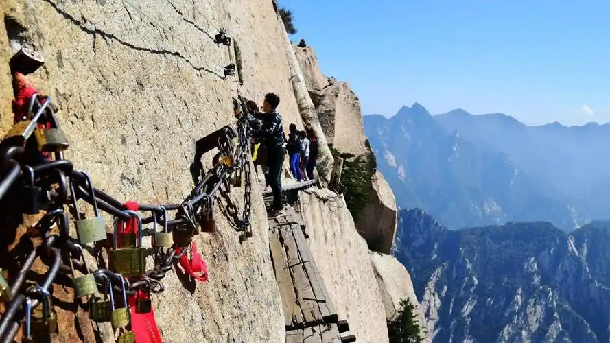 全球最危险的旅游圣地"华山栈道",为了寻找刺激,生死置之度外