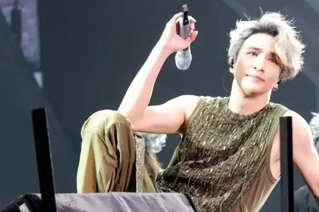 薛之谦天外来物巡回演唱会#不戴老奶奶头套笑的超甜的小薛一枚@薛之谦