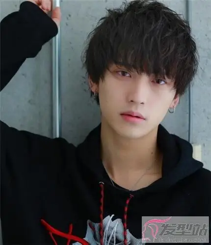 男生定位烫发型 这样烫绝对帅气