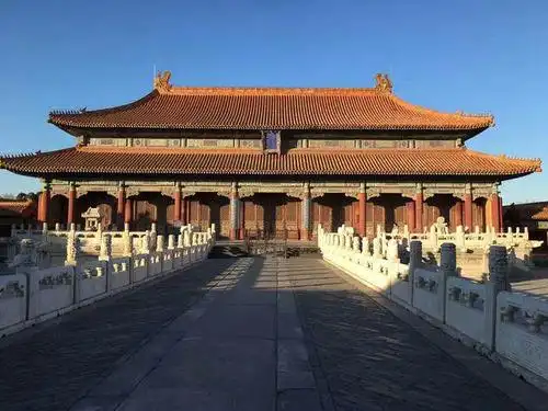 宫殿,旧称为紫禁城,位于北京中轴线的中心,是中国古代宫廷建筑之精华