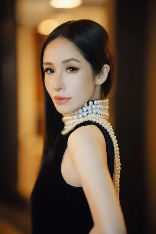 台媒曝萧亚轩新欢!荷兰富二代比她小10岁,其房间有女的专属玩偶