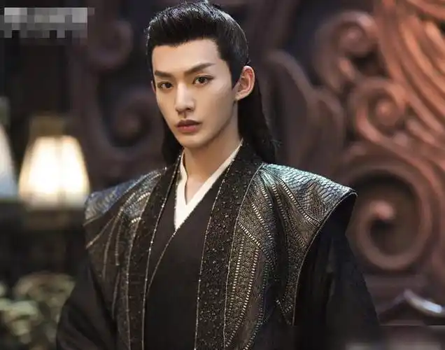 遇龙晒演员定妆照王鹤棣白发帅气演员阵容爱了爱了