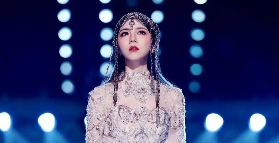 邓紫棋一口气唱完三首歌,网友直呼:女神的歌都听不够,再唱几首吧.