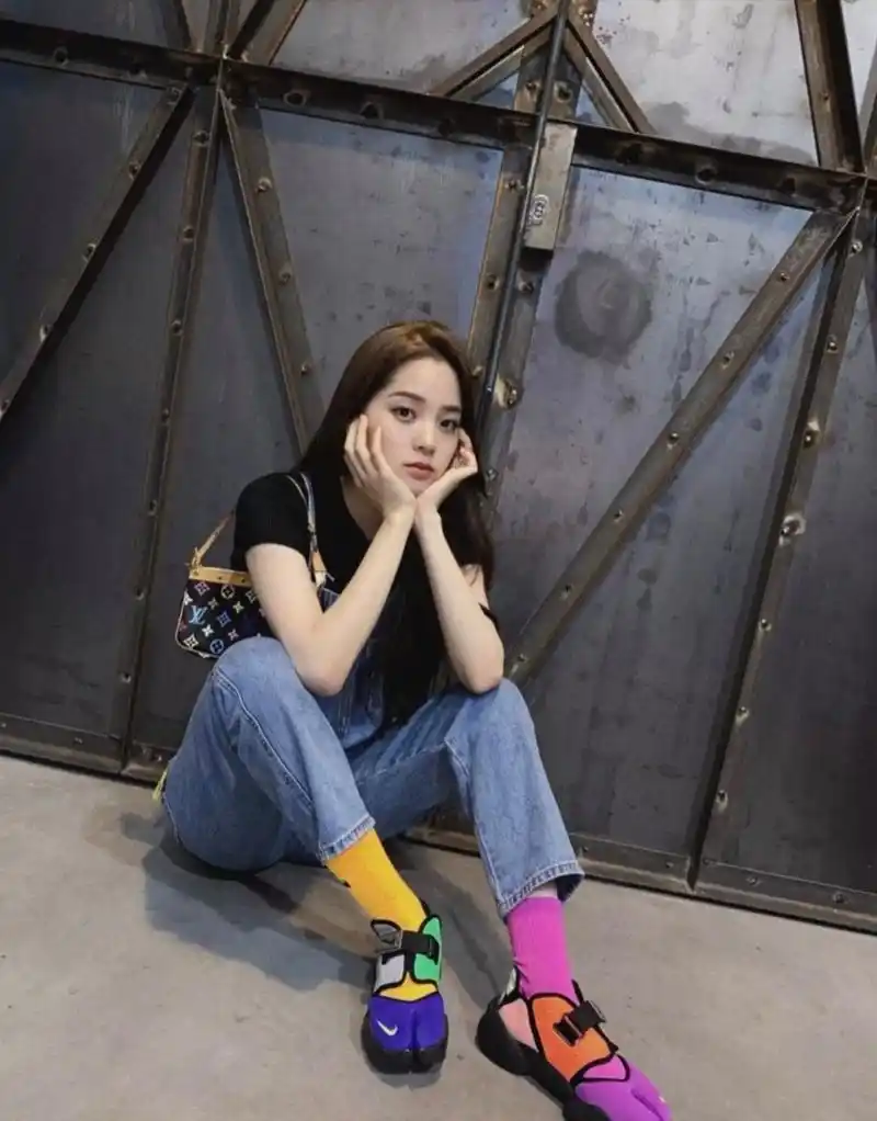 欧阳娜娜越来越时尚,头发染着冷棕色～ 67身穿黑色t搭配背带牛仔裤