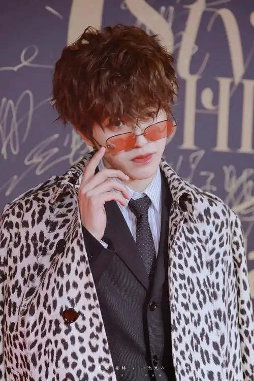 1217微博热搜#蔡徐坤小卷毛