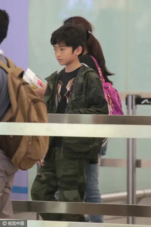 2016教育频道 头条  2017年3月30日张柏芝,谢振轩,谢振南现身香港机场